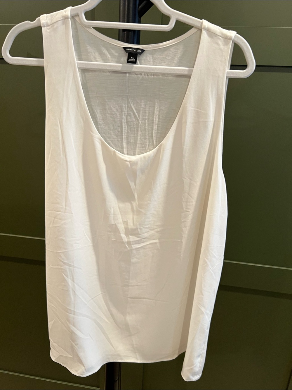Ann Taylor Ivory Sleeveless Scoop Neck Shell Top